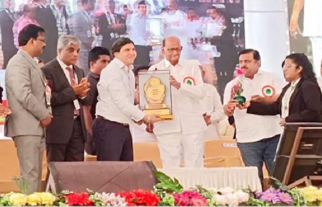 Prashant-Hingorani-of-Indiana-Group-honored-with-'Udyogratna'-award -by-Sharad-Pawar