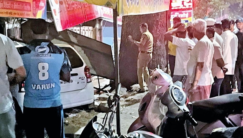 नियंत्रण सुटल्यामुळे चारचाकी हॉटेलात घुसली