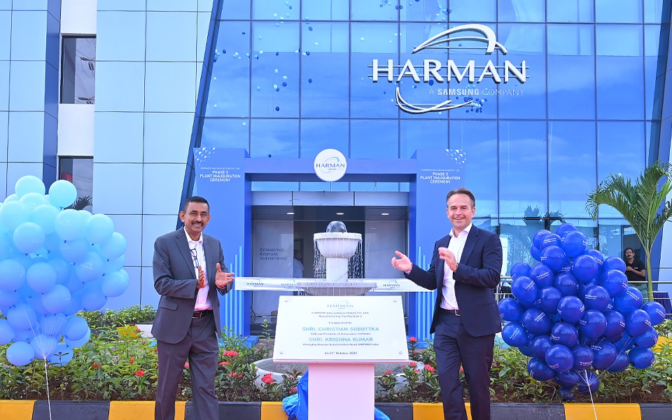 फोटो ओळी (डावीकडून उजवीकडे): कृष्णा कुमार, एमडी आणि ऑटोमोटिव्ह प्रमुख, हार्मन इंडिया आणि ख्रिश्चन सोबोट्का, ऑटोमोटिव्हचे सीईओ आणि अध्यक्ष, हार्मन