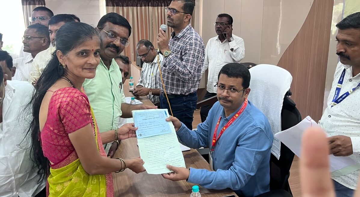अहिल्यानगर जिल्हा मध्यवर्ती सहकारी बँकेच्या बिगर शेती मतदारसंघातून उमेदवारी अर्ज दाखल करताना सौ. परिघा विश्वास आरोटे. यावेळी कु. सोनेरी आरोटे, श्री. संजय फुलसुंदर, श्री. विनोद गायकवाड आदी उपस्थित होते. अर्ज स्वीकारताना जिल्हा निवडणूक अधिकारी तथा अहिल्यानगर जिल्हा उपनिबंधक श्री. मंगेश सुरवसे.